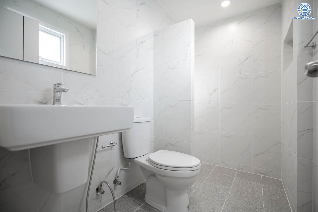 บ้านมือสองตกแต่งใหม่ โครงการ ดีซิโอ้ อรดา ราชพฤกษ์ หลังมุม เนื้อที่ 50.6 ตร.ว. ตอบโจทย์ทุกการอยู่อาศัย ฟังก์ชัน 3 ห้องนอน 3 ห้องน้ำ 2 ที่จอดรถ บรรยากาศเงียบสงบ บนทำเลเดินทางสะดวก เชื่อมต่อหลายเส้นทาง ใกล้รถไฟฟ้าสายสีม่วง "สถานีบางรักใหญ่"